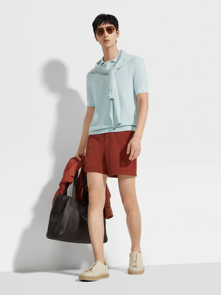 Hellblaues Poloshirt aus hochwertiger Baumwolle Hellblaues Poloshirt aus hochwertiger Baumwolle