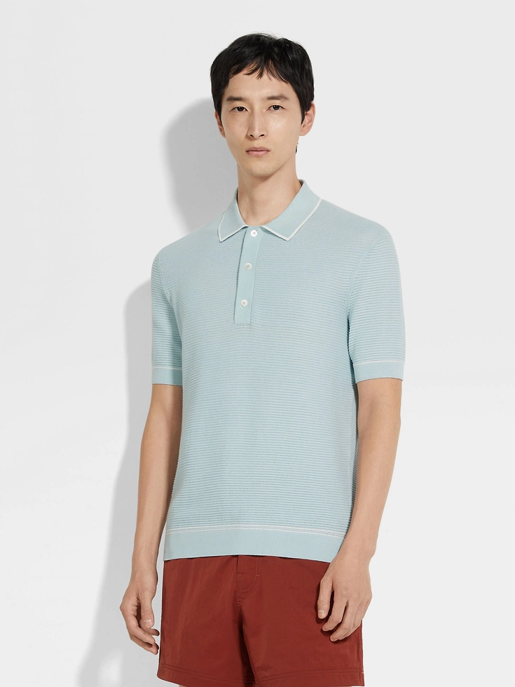 Hellblaues Poloshirt aus hochwertiger Baumwolle Hellblaues Poloshirt aus hochwertiger Baumwolle