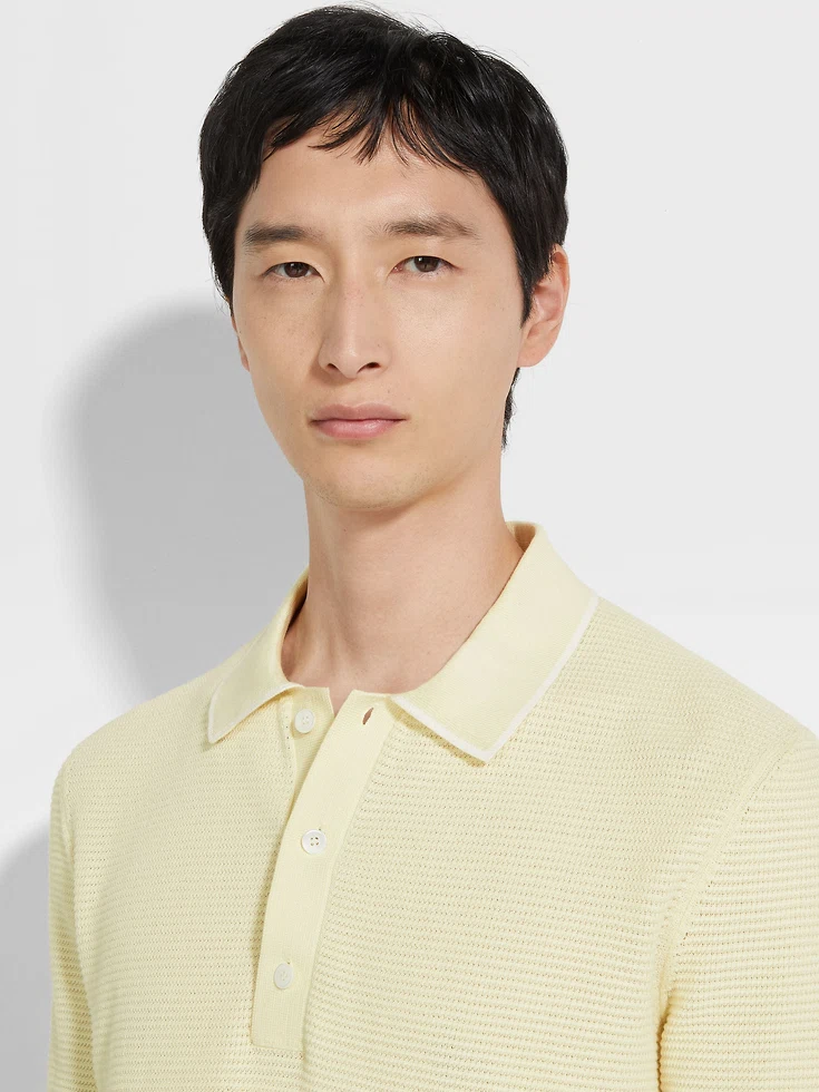 Hellgelbes Poloshirt aus hochwertiger Baumwolle Hellgelbes Poloshirt aus hochwertiger Baumwolle
