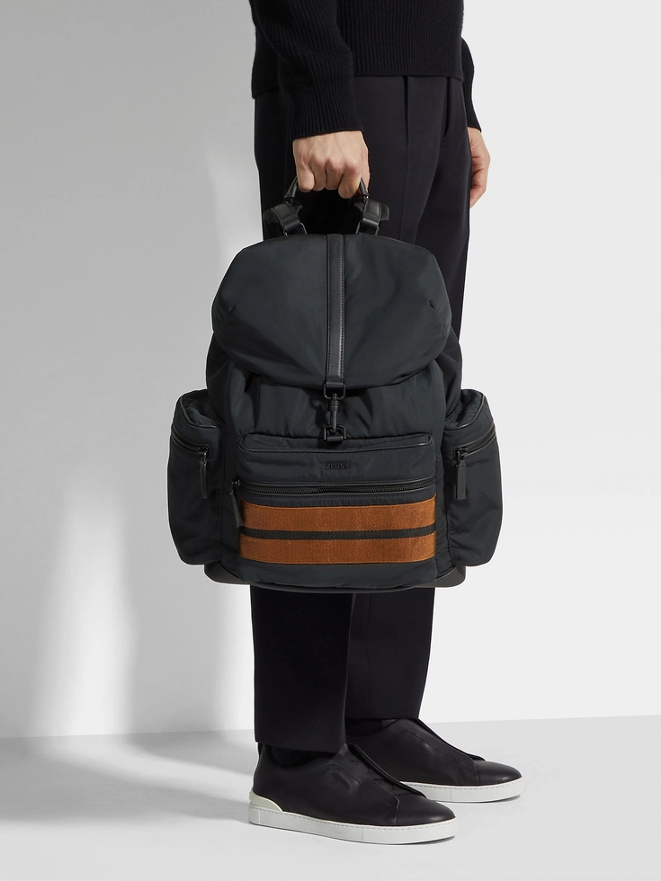 Spezialrucksack aus schwarzem technischem Gewebe 1 - Spezialrucksack aus schwarzem technischem Gewebe